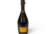 une vieille bouteille de champagne sur fond blanc