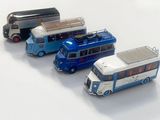 trois voitures jouets qui sont assises l'une à côté de l'autre