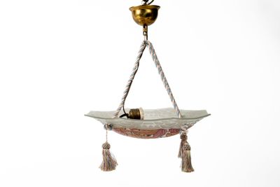 un oiseau perché sur un objet suspendu