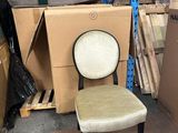 une chaise posée au milieu d'une pile de cartons