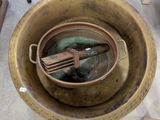 un saladier en métal contenant une fourchette et une cuillère
