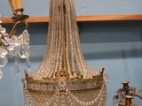un lustre suspendu au plafond d'une pièce