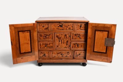une commode en bois ornée de sculptures