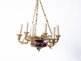 un lustre suspendu au plafond, orné de bougies