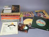 un grand nombre de livres posés sur une table