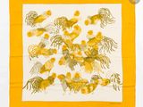 un gros plan sur une écharpe jaune et blanche ornée de coqs
