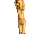 statue en bois représentant une femme coiffée d'un chapeau, les mains derrière la tête