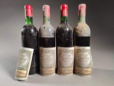 trois bouteilles de vin sont posées l'une à côté de l'autre sur une table