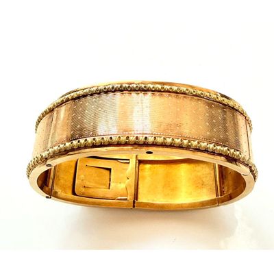 une image d'un bracelet en or sur fond blanc