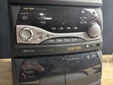 deux chaînes hi-fi sont empilées l'une sur l'autre sur une table