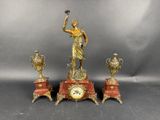 une statue représentant une femme tenant une horloge et trois vases