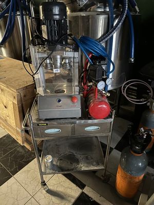 une machine posée sur un chariot dans une pièce