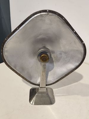 un objet métallique argenté posé sur une table blanche