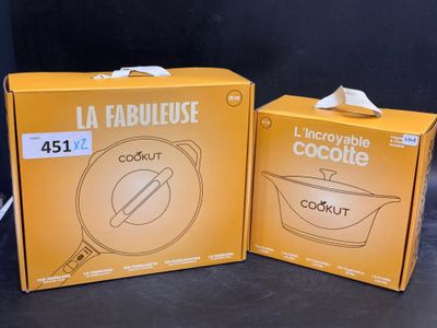 Deux boîtes contenant des ustensiles de cuisine sont posées sur une table.