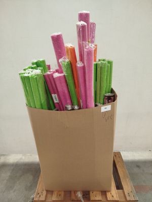 une boîte en carton contenant tout un tas de papiers de différentes couleurs