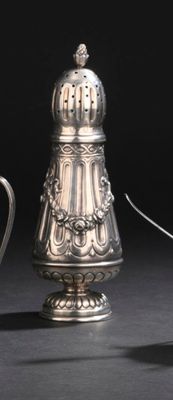 une théière en argent et une théière en argent posées sur une table