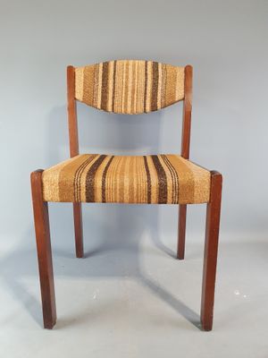 une image représentant une chaise en bois dont l'assise est recouverte d'un tissu rayé