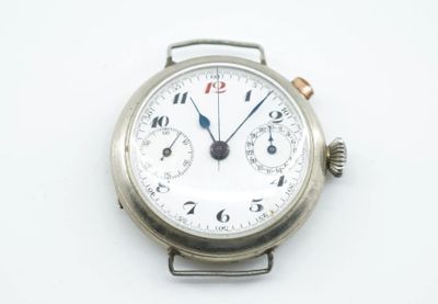 gros plan d'une montre sur une surface blanche