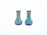 deux petits vases posés l'un à côté de l'autre sur une surface blanche