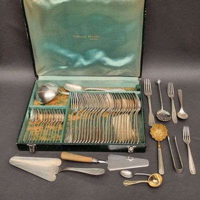 un coffret vert contenant de l'argenterie sur une table