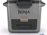 une glacière grise et noire sur laquelle est inscrit le mot « ninja »