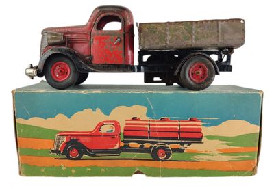 un camion jouet posé sur une boîte