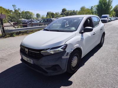 La voiture blanche est garée sur le bord de la route, dans le parking.