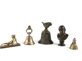 cinq types de cloches différents sur un fond blanc