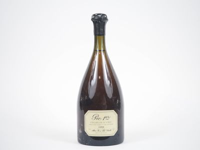 une bouteille de vin posée sur une table blanche