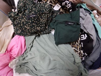 une pile de vêtements sur un lit