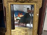 un miroir posé sur le sol devant une chaise
