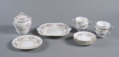 une image d'un groupe de plats et de tasses en porcelaine sur une table