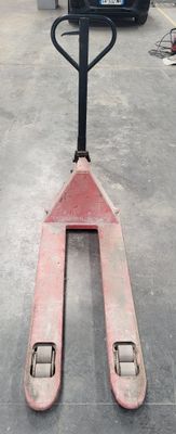 un chariot élévateur qui est garé dans le garage