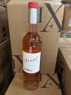 une bouteille de vin posée sur un carton