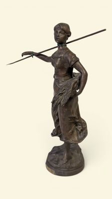 statue en bronze représentant une femme tenant une lance, posée sur un socle