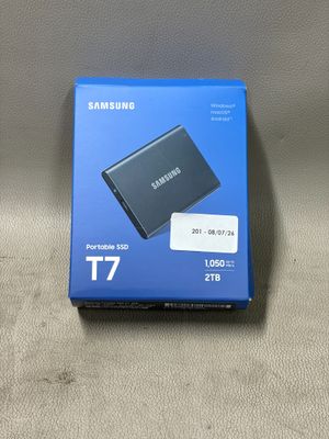 La boîte du Samsung T7 est ouverte et l'appareil est prêt à l'emploi.