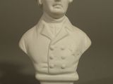 statue représentant le buste d'un homme coiffé d'un chapeau