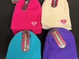 quatre bonnets de couleurs différentes sur un fond noir