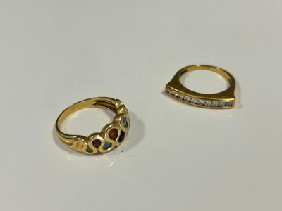 deux bagues en or ornées de pierres bleues et blanches