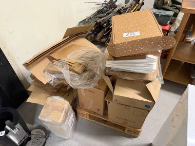 une pile de cartons posée par terre à côté d'une chaise
