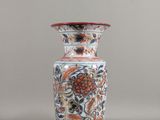 un vase avec un motif floral posé sur une table