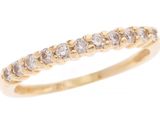 une bague en or jaune avec des diamants sur fond blanc