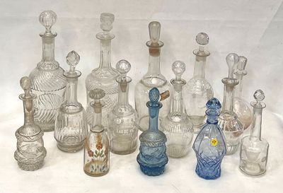 un grand nombre de bouteilles en verre posées sur une table