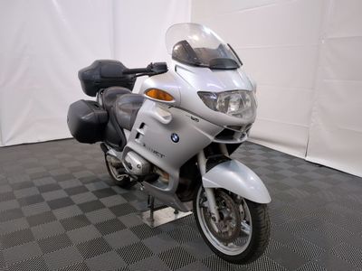 une moto garée sur un sol à carreaux noirs et blancs