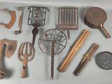 tout un tas de vieux outils posés sur la table