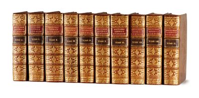 les dos des livres sont alignés sur une surface blanche