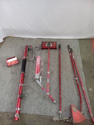 un grand nombre d'outils posés à même le sol