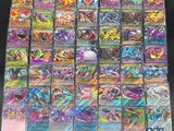 une pile de cartes pokemon posée sur une table