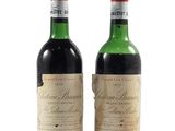 deux bouteilles de vin posées l'une à côté de l'autre sur une surface blanche