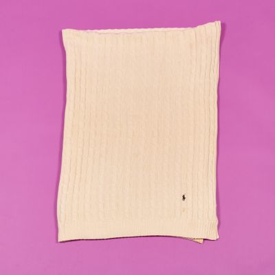une écharpe en tricot blanche sur fond violet